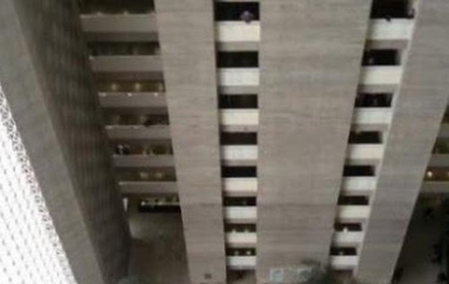 【閲覧注意】4歳の息子を抱き締めたまま18階から飛び降り自殺したらこうなる（画像）