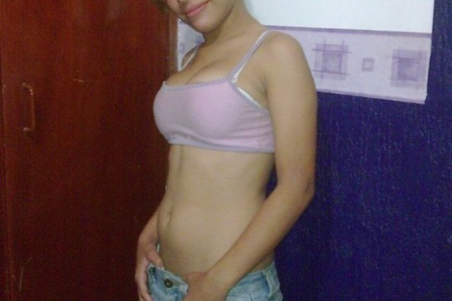 【閲覧注意】大勢の男たちに誘拐された２２歳の女の子、おっぱい丸出しのまま・・・（画像）