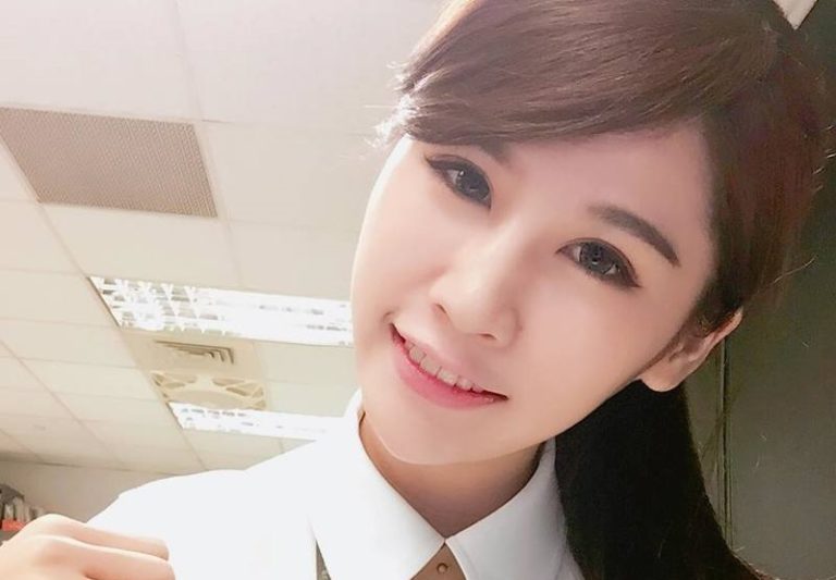 【画像】「エロすぎる女性駅員」が話題に！ おっぱいデカすぎだろ・・・