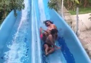 【動画】女子２人がウォータースライダーの途中で止まった結果・・・ヤバい事故が発生