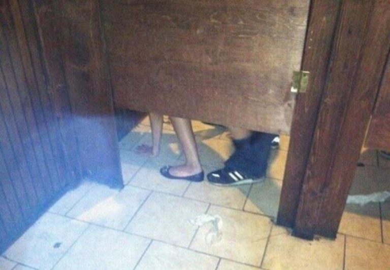 【動画】クラブのトイレで「女の喘ぎ声」が聞こえてきたら間違いなくこれ・・・