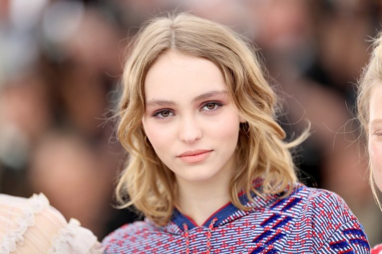 【画像】ジョニー・デップの娘（18）の ”上半身裸” をご覧ください…