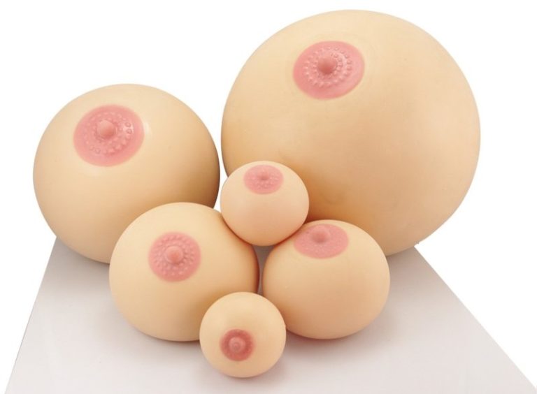 【画像】海に乳首もマ●コも丸出しの女の子がいるんだが・・・これエロすぎだろ