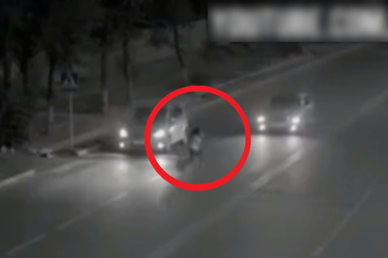 【動画】超能力とか信じない奴… この「今にも車に轢かれそうな女性」よく見とけ…