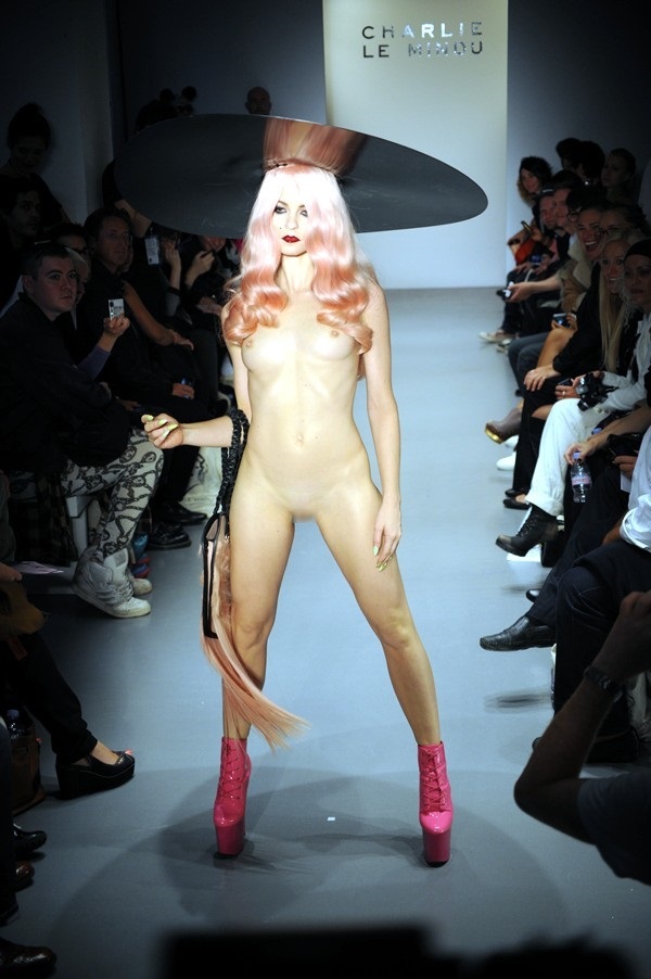 ファッションショー 全裸 無修正 全部丸見えなヌードファッションショーのモデルたち : 風俗まにあ