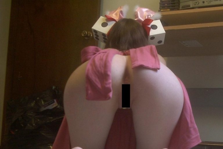 【画像】おっぱいもマ●コも丸出しにしてる美少女コスプレイヤーがＨすぎる…