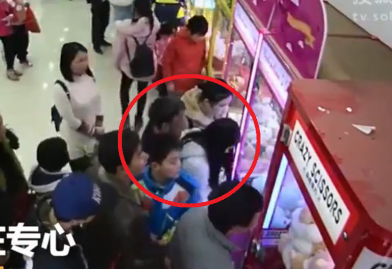 【動画】ＵＦＯキャッチャーしてる少女、おじさんに体を触られまくるｗｗｗｗｗｗ