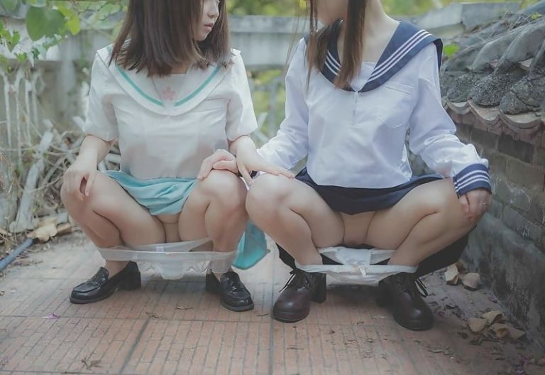 【エロ注意】日本の女子高生2人の無修正エロ画像、海外サイトで神クラスだと話題に