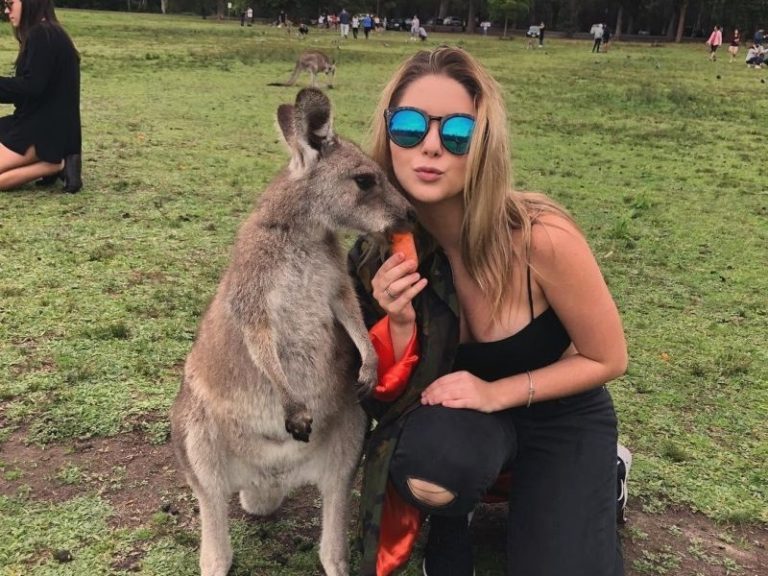 【閲覧注意】カンガルーと自撮り大好き美人ギャル ⇒ その後こうなりました…（画像あり）