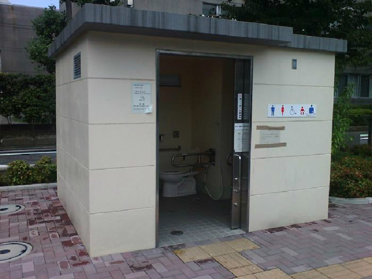 【閲覧注意】女が出て行った後の公衆トイレが超ヤバいと話題に・・・（動画あり）