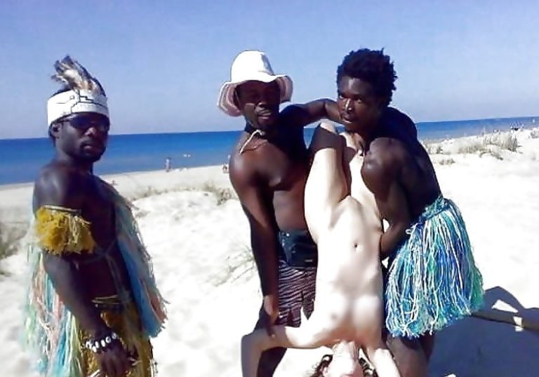 【画像】アフリカに黒人男性に犯されに行く女達の画像が流出ｗｗｗこれはやばいｗｗｗ