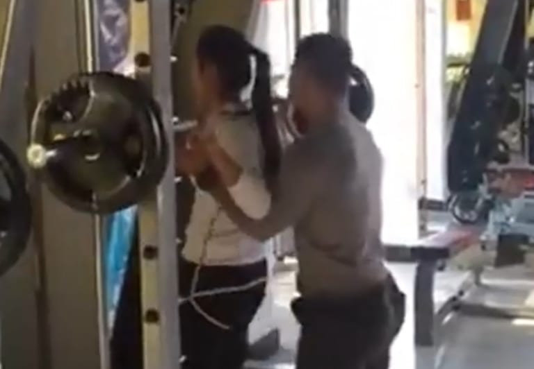 【動画】ジムで女の子を教えてる男性コーチがフル勃起しててワロタｗｗｗｗｗｗ