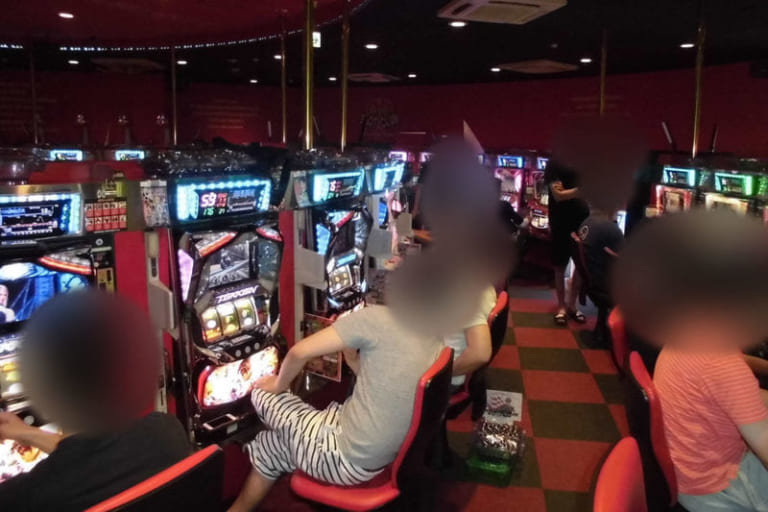 【激写】スロットで男に手マンされてる女が晒されてしまうｗｗｗｗ（動画あり）