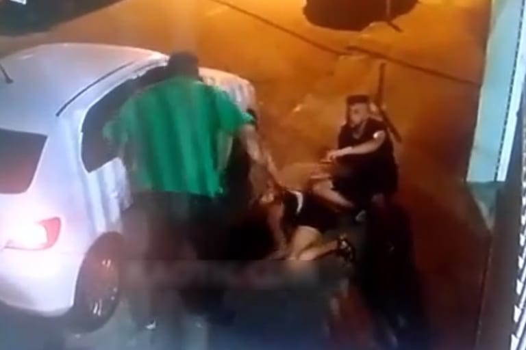 【動画】カップルさん、”ヤバい男” に喧嘩を売り女だけが滅茶苦茶にされ殺される