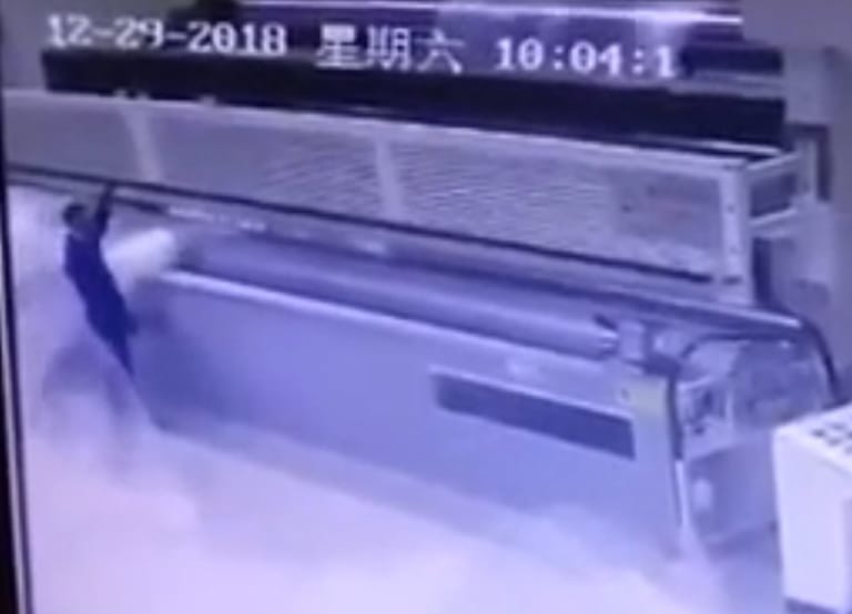 【衝撃映像】工場作業員が巨大な機械に吸い込まれる動画がめちゃくちゃ怖いと話題に