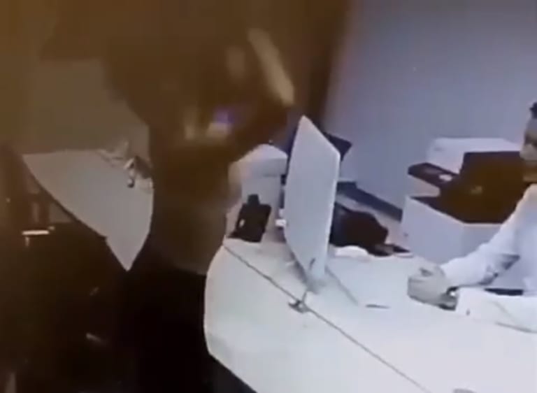 就職面接で女性が上半身裸にさせられる動画が流出し波紋…監視カメラの映像