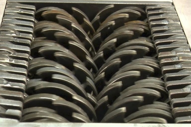 【閲覧注意】工場作業員、巨大シュレダーに巻き込まれ人間ではなくなる・・・（動画あり）