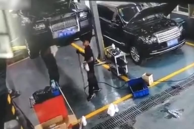【動画】超高級車ロールス・ロイス（4000万円）、修理作業員を潰し殺してしまう