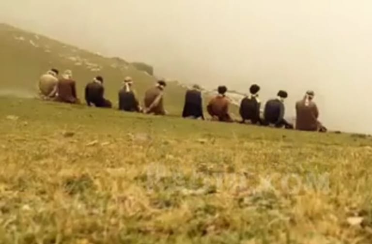 【閲覧注意】ISISが１０人の人間を一列に並べた。これから何が起こるか