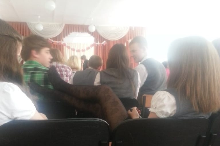 【画像】ロシアの女子高生たちの卒業式。相変わらずエッチすぎる