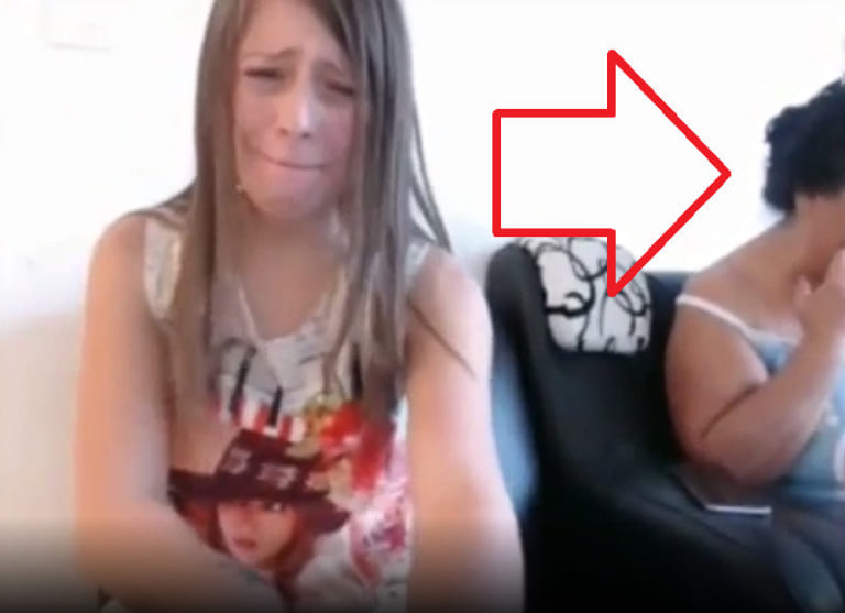 巨乳の10代娘、家族の前で震えながらオーガズムに達してしまうｗｗｗｗｗ（動画あり）