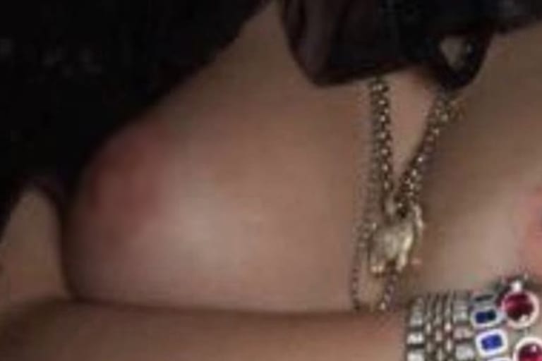 【画像】元人気アイドル（21）の乳首、めちゃくちゃピンクだった…