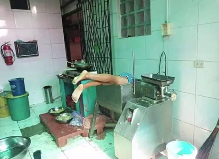 【閲覧注意】”肉挽き工場” で作業員が恐ろしい死に方をする（動画あり）