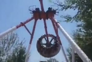 【恐怖】19歳の女の子が死亡した遊園地事故の瞬間。これは助からないわ…