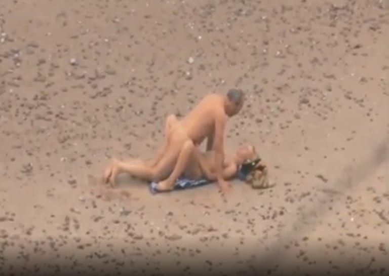 【動画あり】ヌーディストビーチに ”誰でもセ○クスしていい” 少女が現れた結果…