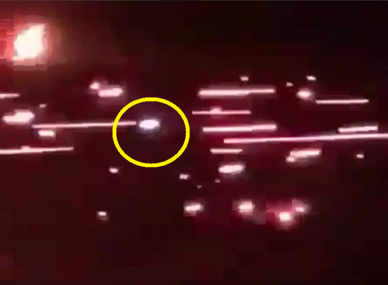 【衝撃】軍隊がUFOを見つけ、数百の攻撃で撃墜しようとした結果・・・