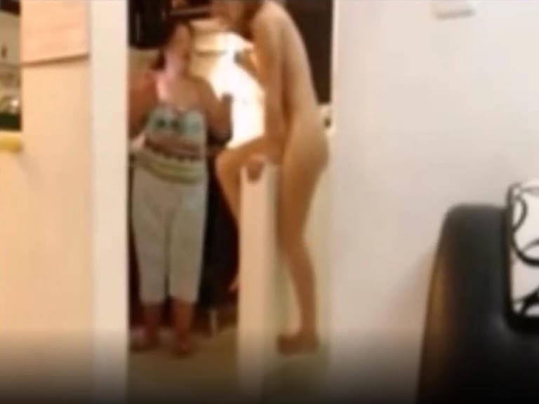 【動画】母親の前で膣内に強い刺激を受けイッてしまったエロ配信少女、怒られるｗｗｗｗｗ