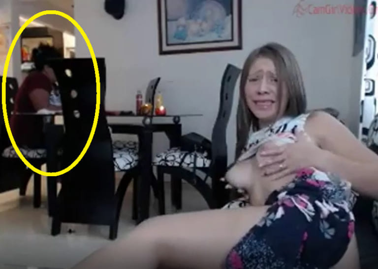 巨乳の10代娘、家族の前で震えながらオーガズムに達してしまうｗｗｗ（動画あり）