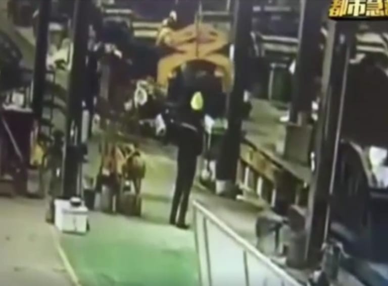 工場作業員が一瞬で機械に潰される衝撃動画・・・・・
