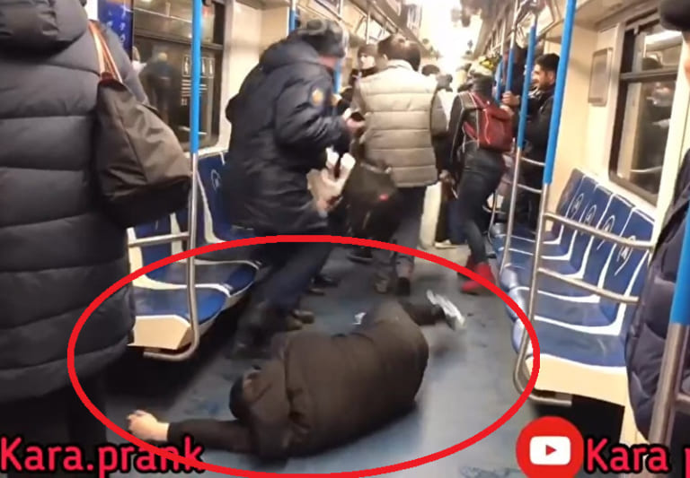 【コロナ】白人だらけの電車で、マスクしたアジア人が痙攣し始めるドッキリやったらｗｗｗ