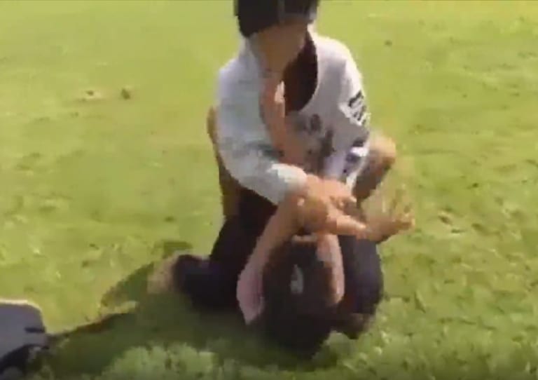 【動画】総合格闘技を習ってる女子、ケンカ相手の女の子を破壊してしまう…