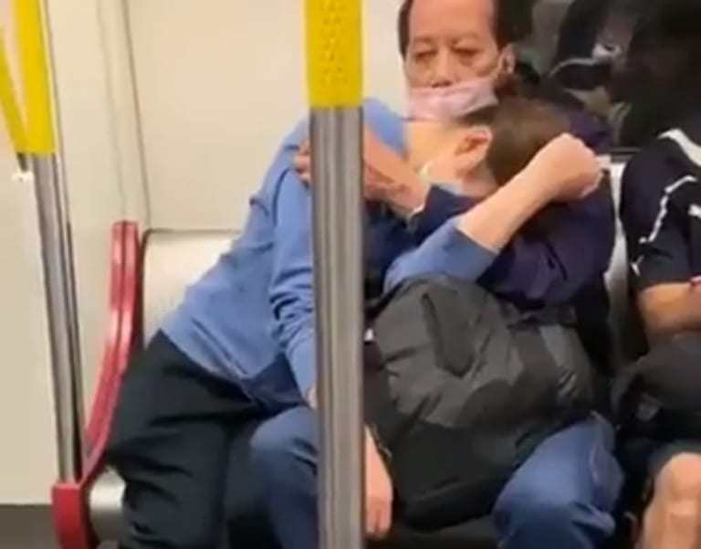 【激写】電車で若い女が汚いおっさんにイカされてるんだがｗｗｗｗ（動画あり）