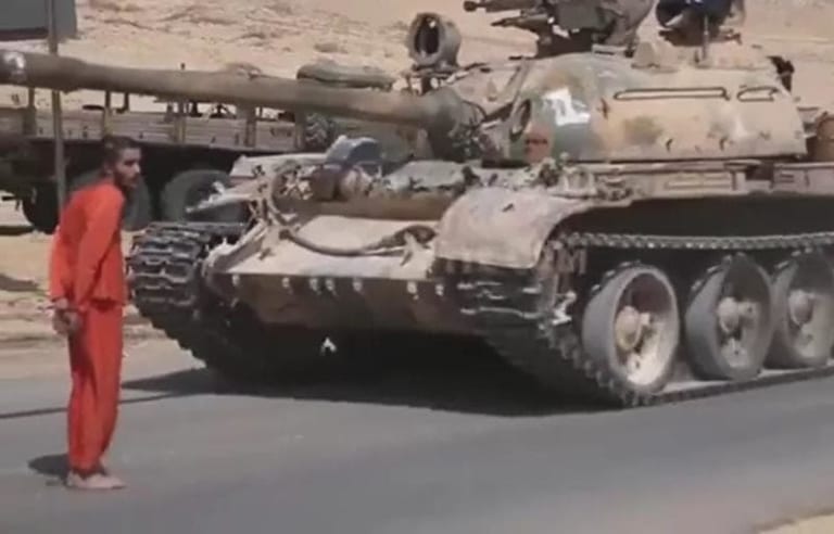 【超！閲覧注意】今更だけど、ＩＳＩＳが戦車で人を踏み潰すこのビデオ