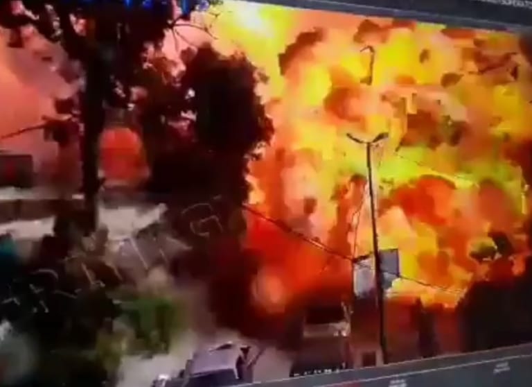 【閲覧注意】自爆テロでタンクローリーを使った結果・・・60人を即死させた映像が衝撃的すぎる