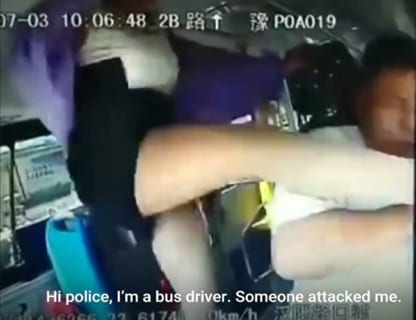 橋から転落し15人が死亡したバスの事故直前・車内映像。女がとんでもない事をやってた…