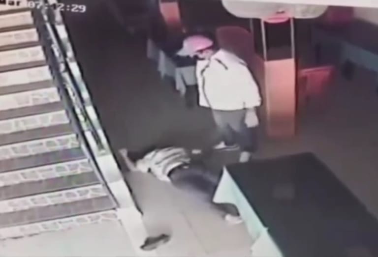 【閲覧注意】街の監視カメラが捉えた夫婦喧嘩、とんでもない末路を迎える（動画あり）