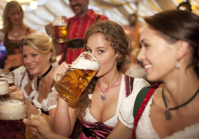【動画あり】ドイツのビールイベントの女の子、外でHしてしまうｗｗｗｗｗ