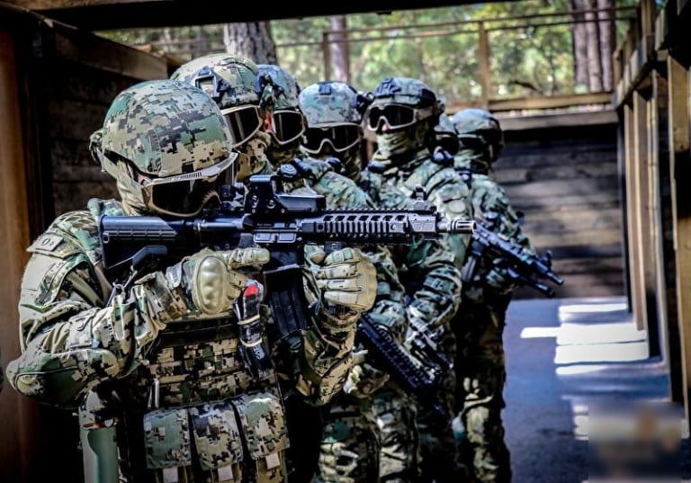 【閲覧注意】ISISのテロリスト vs. エジプトの特殊部隊の殺し合い、3秒で終わる