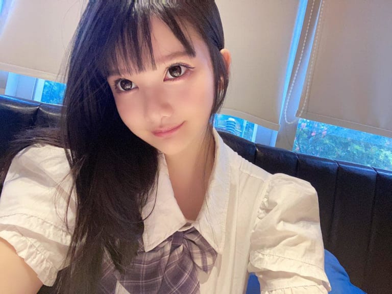 コミケで男達が群がるJKコスプレイヤー、脱いだら物凄いおっぱいしてた…