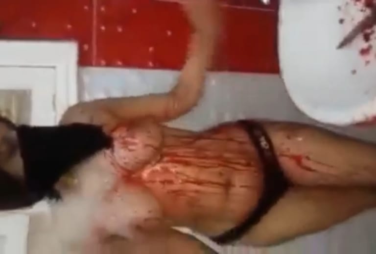 【閲覧注意】裸の巨乳少女の斬首映像が流出。常軌を逸してる