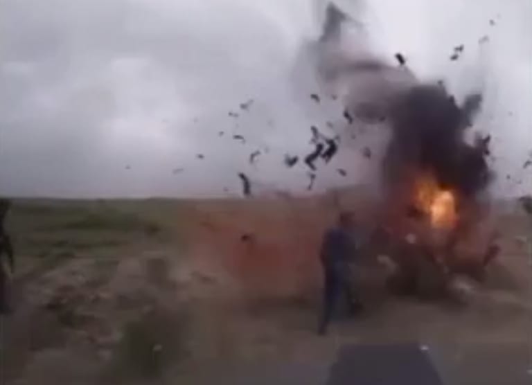【閲覧注意】降伏したテロリストに近付いたら・・・（動画あり）