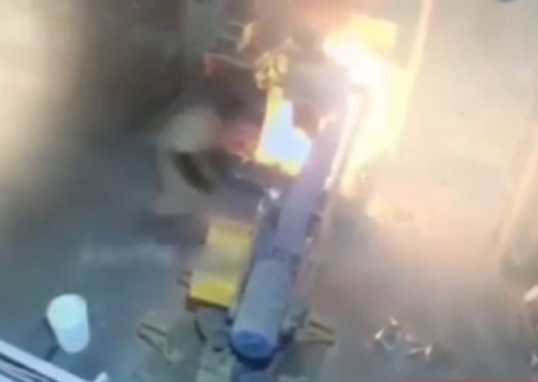 【超恐怖】工場のロボットアーム、作業員を１０００℃の ”溶炉” に押し込む（動画）