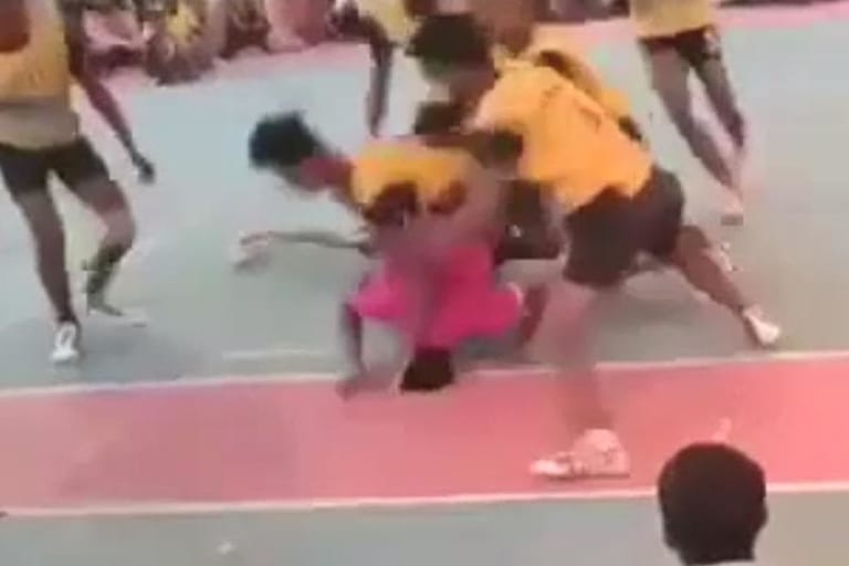 【閲覧注意】高校のスポーツ大会で1人の首が折れ全身麻痺になる動画が怖すぎる