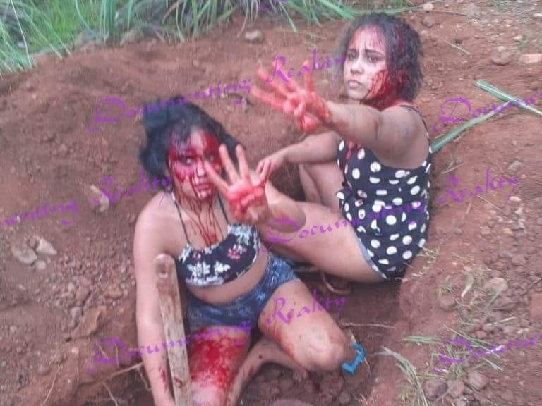 【閲覧注意】山で穴を掘らされてる2人の少女、この後どうなったかをご覧ください…（画像あり）