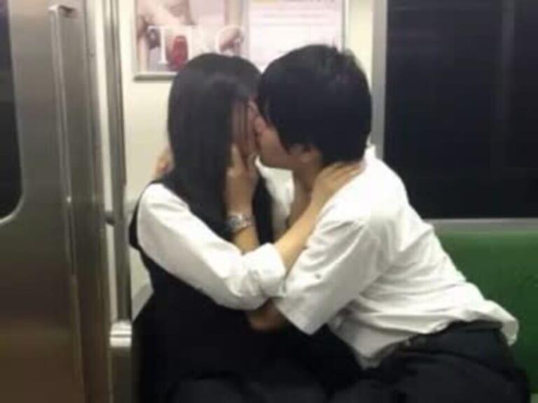 【動画】女子生徒、学校帰りに興奮した彼氏を30秒で射精させてしまうｗｗｗｗｗ