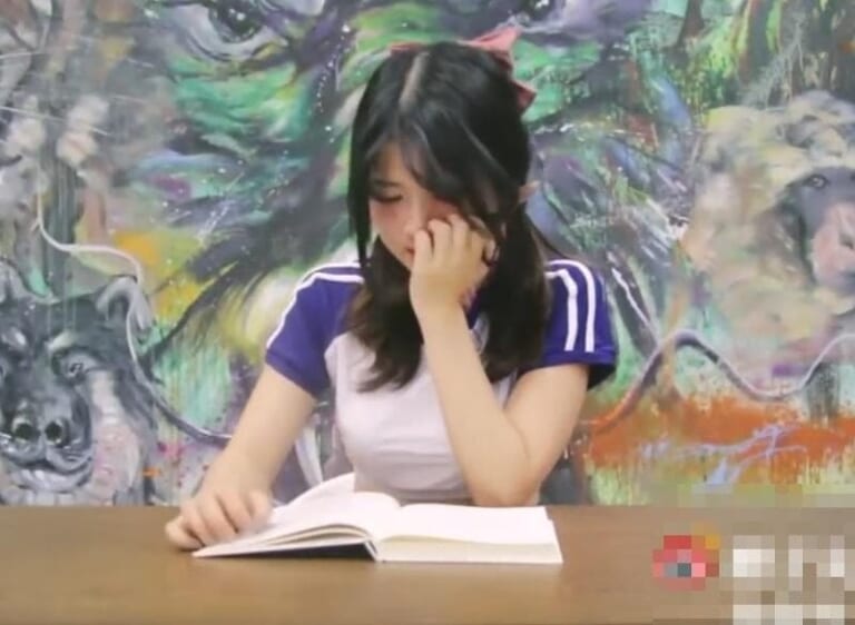 【動画】オーガズムを我慢しながら本読んでる美少女、イッてしまうｗｗｗｗｗｗ